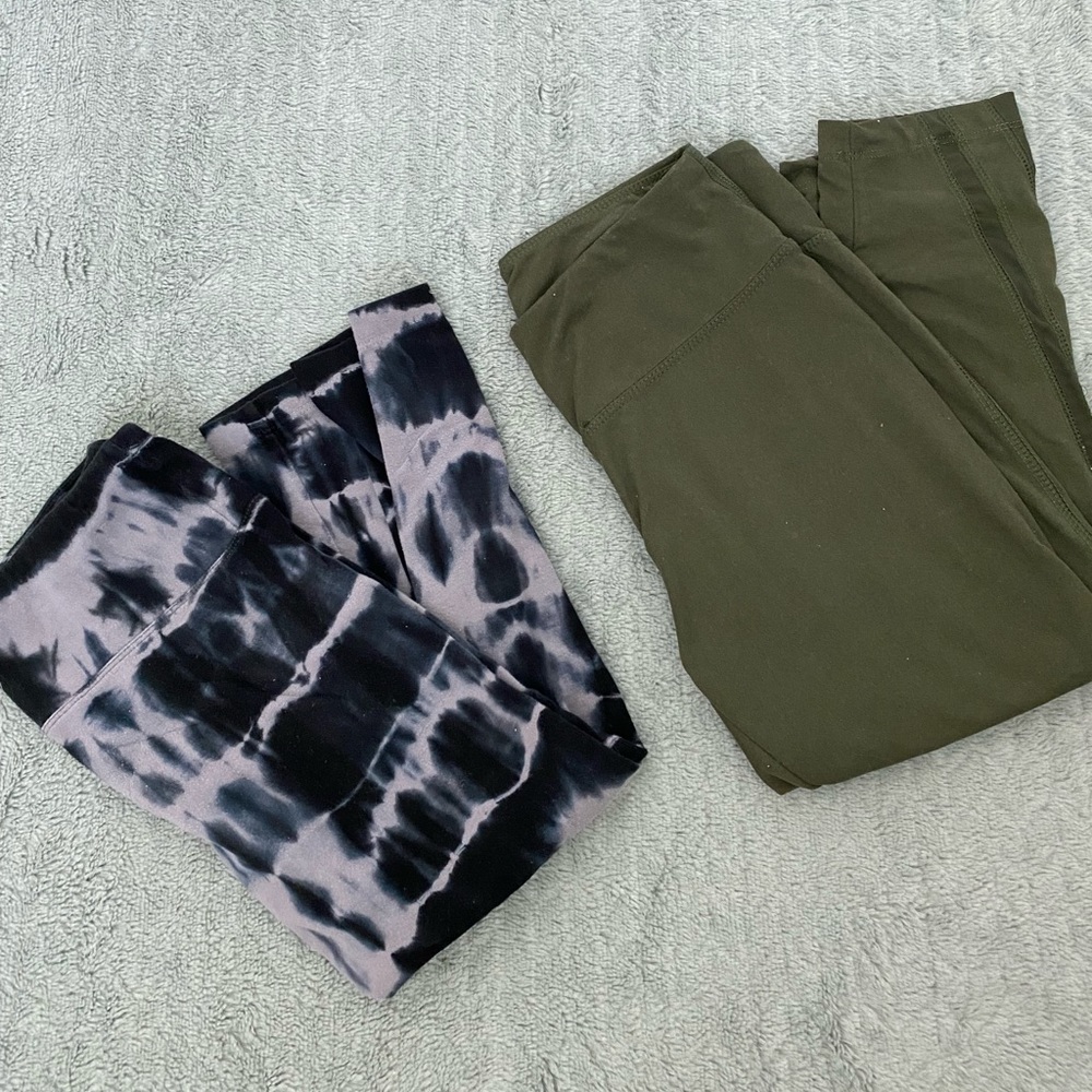 2 pairs of cropped leggings